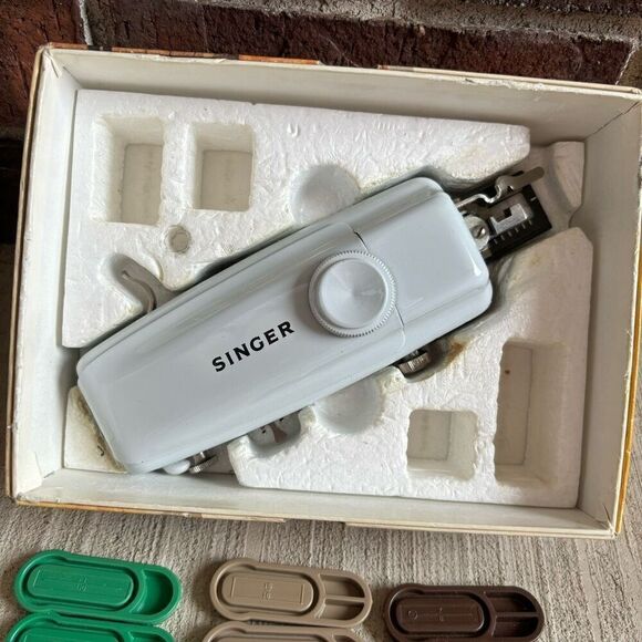 Singer Automatic Buttonholing With Touch & Sew No. 161829 - Picture 3 of 11